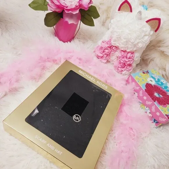 MICHAEL KORS Scarf & Hat Set sequin embellished gift box NWT - Picture 1 of 4